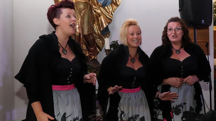 Für die musikalische Umrahmung sorgte das Damentrio die „Kärntner Triologie“ unter Leitung von Cornelia Markatsch (Alt) sowie Doris Ozwirk (Sopran) und Karoline Hecher (Mezzosopran). Durch das Programm führte Christiane Stromberger.