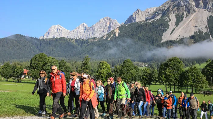 Die 6. original Bergretter-Fanwanderung in Ramsau am Dachstein begann am Freitag, 8. September, mit einer sportlichen Wanderung.