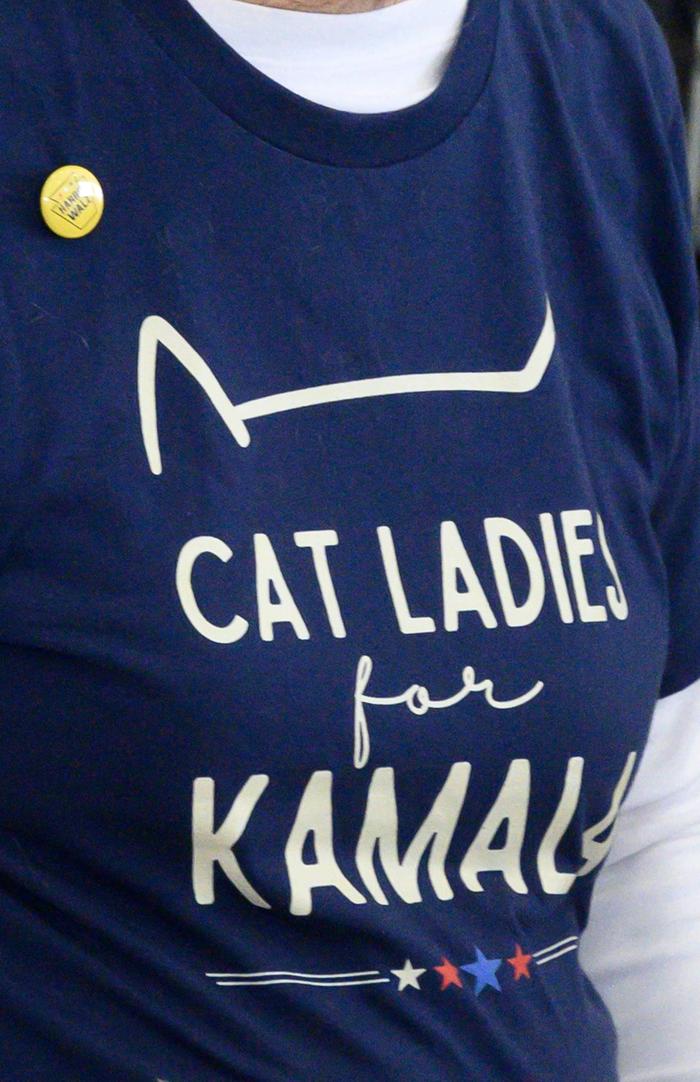 Die „cat ladies“ sind mittlerweile zur Unterstützung von Kamala Harris aufgefahren. 