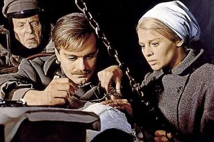 Platz 9: "Doktor Schiwago". David Leans Sowjet-Melodram verbindet eine Liebesgeschichte und Geschichtsstunde. Inflationsbereinigt nahm der Film von David Lean aus dem Jahr 1965 immerhin 2,24 Milliarden Euro ein.
