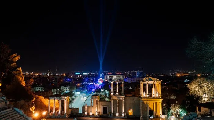 Startschuss in das Kulturhauptstadtjahr 2019 in Plowdiw: Auf einer 30 Meter hohen mehrfarbigen Multimedia-Bühne im Stadtzentrum traten am Samstagabend 1.500 Aktionskünstler unter dem Motto "Wir sind alle Farben" auf.