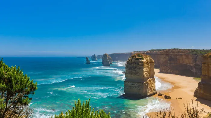 Great Ocean Walk, Australien. Dieser Wanderweg, ausgehend von Melbourne, ist seit 2006 zugänglich und erstreckt sich von der Apollo-Bucht 104 km durch Eukalyptuswälder sowie über Dünen, Strände und Klippenpfade. 