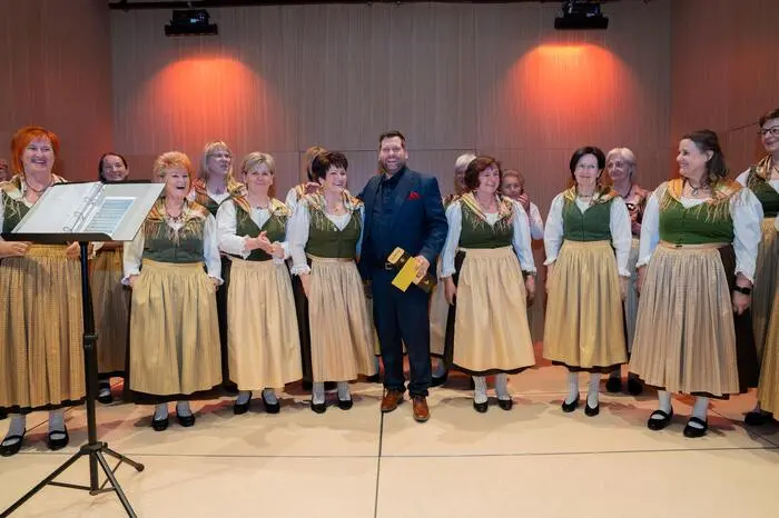 Durch das Programm des Liederabends führte mit launigen Worten Sprecher Daniel F. Moser.