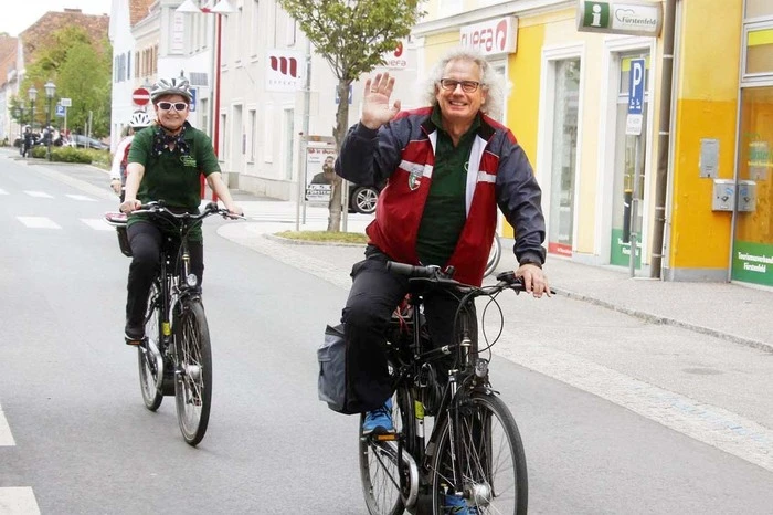 ...und starteten pünktlich um 14 Uhr mit Tourismusvorsitzenden Josi Thaller in Richtung Therme.