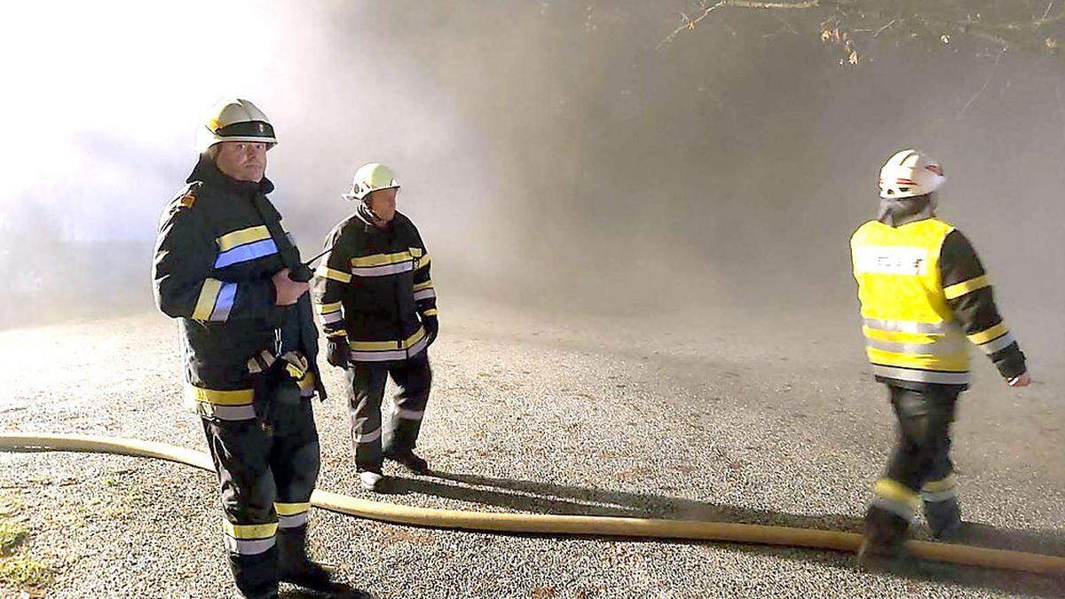 Bereichsfeuerwehr-Kommandant Johann Maier-Paar (links, hier bei einer Übung) konnte sich über einen Mitgliederzuwachs freuen