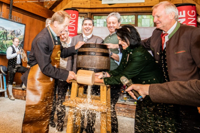 Beim Bieranstich mit Hausherren Bürgermeister Josef Schachner untersützt von Maria Tronigger (Raifeisenbank Oberes Mölltal)