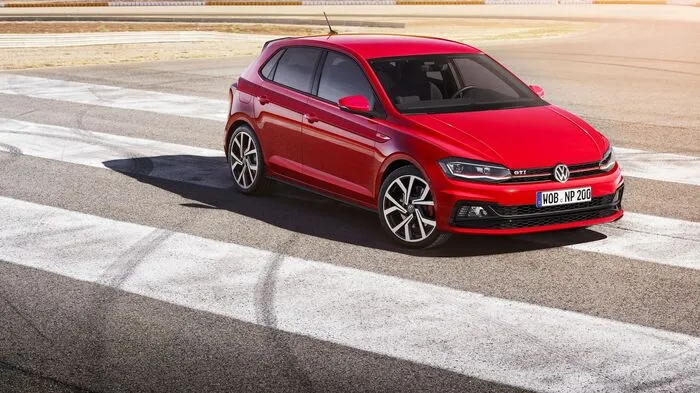 Der neue VW Polo GTI wird fortan von einem 2 Liter großen TSI mit 200 PS angetrieben (zuvor 1.8 TSI mit 192 PS). Zur beachtlichen Leistung gehören das serienmäßige Sportfahrwerk und das optionale „Sport Select‘‘-Fahrwerk.
