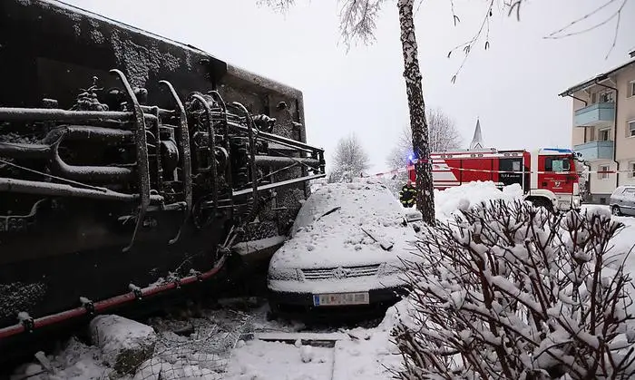 Ein entgleister Waggon beschädigte ein parkendes Auto 