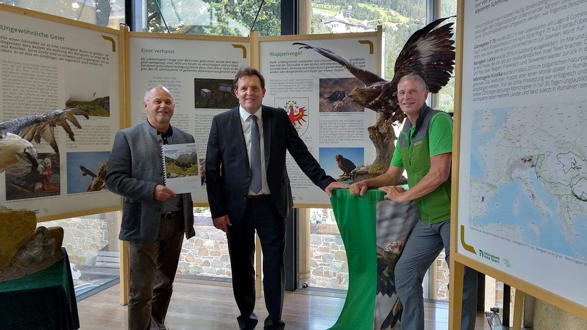 Nationalparkdirektor Hermann Stotter, Nationalparkranger Andreas Rofner und Landesrat Rene Zumtobel mit dem aktuellen Bericht
