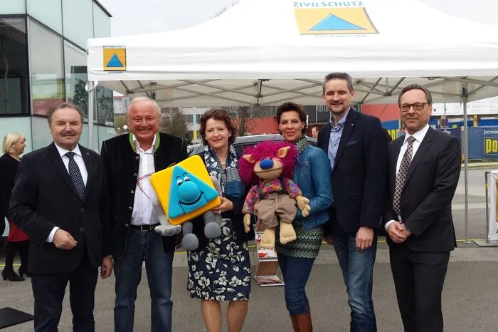 Treten für das Thema Kindersicherheit ein: ÖZSV-Präsident Johann Rädler, Bürgermeister Anton Scherbinek, Landesrätin Ursula Lackner, Schirmherrin Sabine Petzl, ÖZSV-Steiermark Präsident Martin Weber, Harald Eitner (Leiter Katastrophenschutzabteilung Land Steiermark)