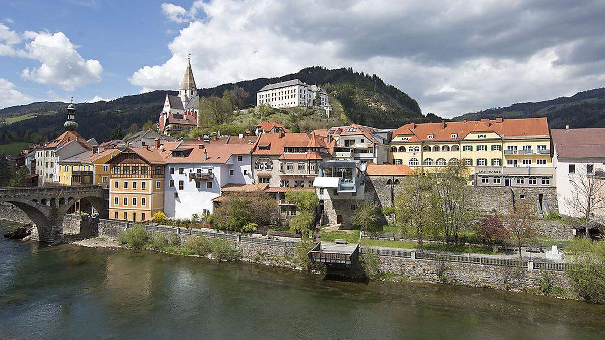 Bildschön liegt die Bezirkshauptstadt Murau am Fuße der Stolzalpe