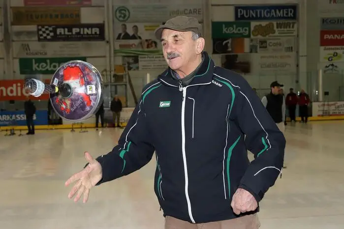 Der ehemalige Tischlermeister Hans Thurner beim Eisstockwirbeln.