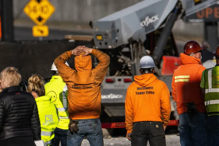 Die "Seattle Times" zitierte mehrere Augenzeugen und Meteorologen, denen zufolge zum Zeitpunkt des Unglücks heftige Sturmböen durch die Straße fegten. Der Kran, der gerade abgebaut wurde, zerbrach in mehrere Teile, die auf das Gebäudedach und die Straße stürzten.