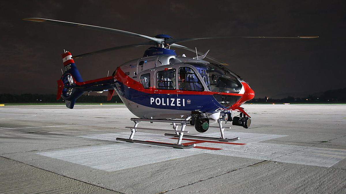 Ein Hubschrauber mit Wärmebildkamera half ebenso bei der Suche 