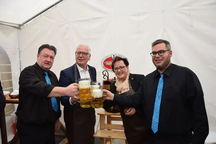 Mit dabei waren unter anderem Landtagspräsident Reinhard Rohr, Johanna Stark, Vizebürgermeisterin von Ferndorf, die den erkrankten Bürgermeister Sepp Haller beim Bieranstich würdig vertrat und Unternehmer Peter Lora.