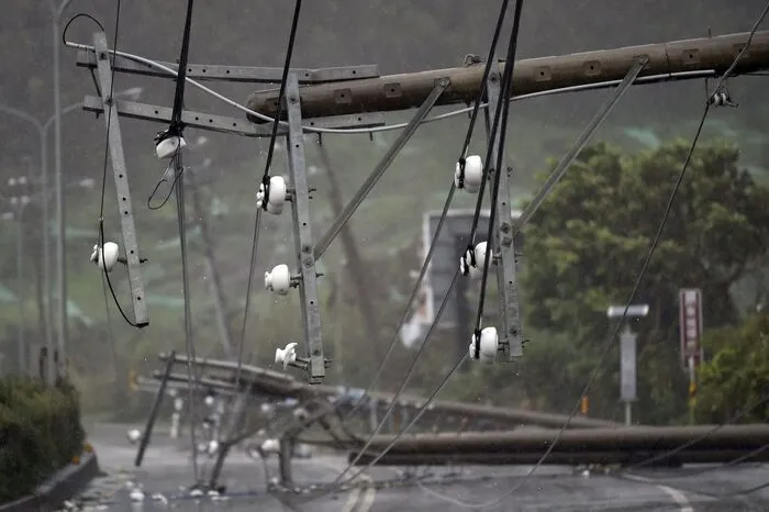 Mit heftigen Windböen und Regenfällen hat der Taifun "Meranti" im Süden Taiwans das öffentliche Leben am Mittwoch lahmgelegt.