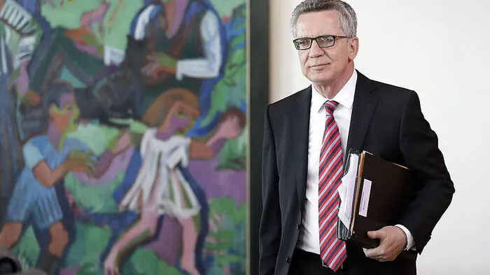 Auf dem Weg zur Kabinettssitzung: Innenminister Thomas de Maiziere