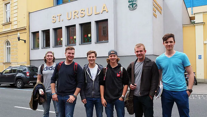 Die ersten Maturanten der Ursulinen. Von links: Hermann Gabriel, Veit Wakonig, Elias Moser, Carlo Basic, Tobias Straub, Christof Gspandl