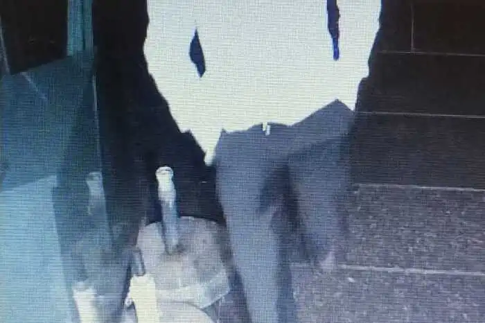 Die Grazer Polizei bittet um Zeugenhinweise. Wer kennt diese beiden Personen? Hinweise mögen bitte unter der Telefonnummer 059-133-65333 oder 133 bekannt gegeben werden.