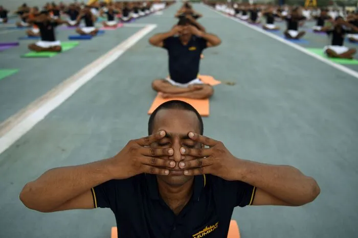 Auch die indischen Armee-Angehörigen halten sich mit Yoga fit.