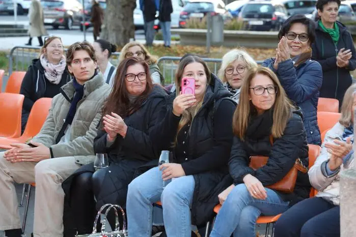 Zahlreiche modeinteressierte Besucherinnen und Besucher  versammelten sich dafür am Feldbacher Hauptplatz