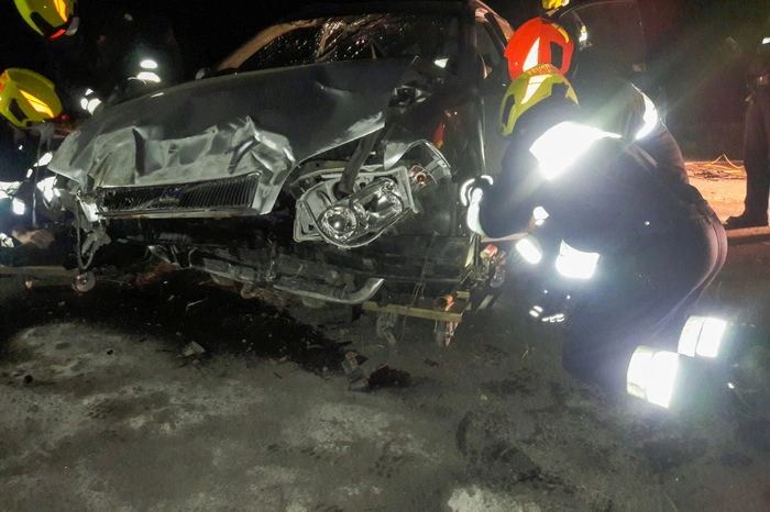 Während des Einsatzes konnte die B 76 nicht passiert werden. Eine Umleitung wurde eingerichtet.