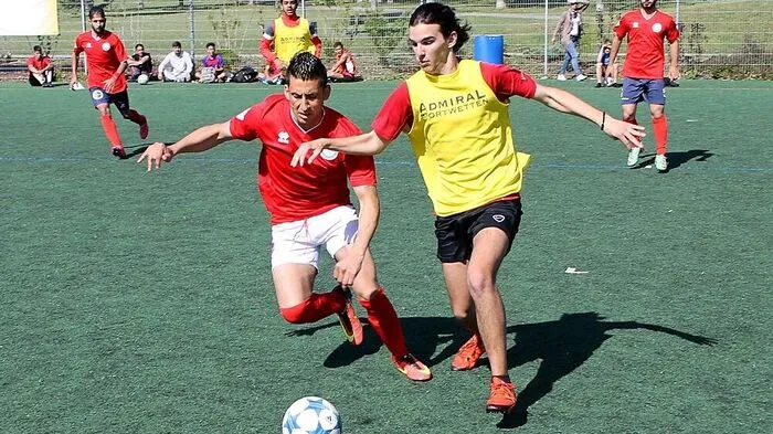 Jedes Team besteht aus vier Feldspielern und einem Tormann. Gespielt wird in vier Gruppen 