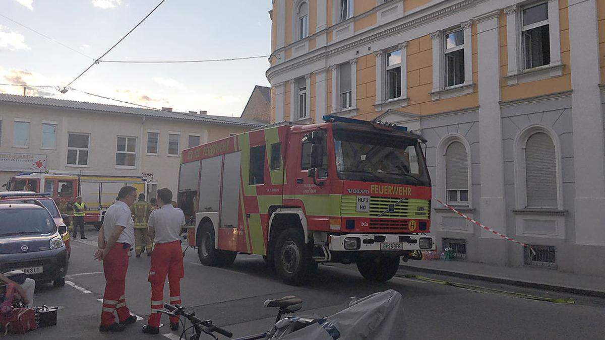 Einsatz von Feuerwehr und Rettung in der Hermann-Bahr-Gasse