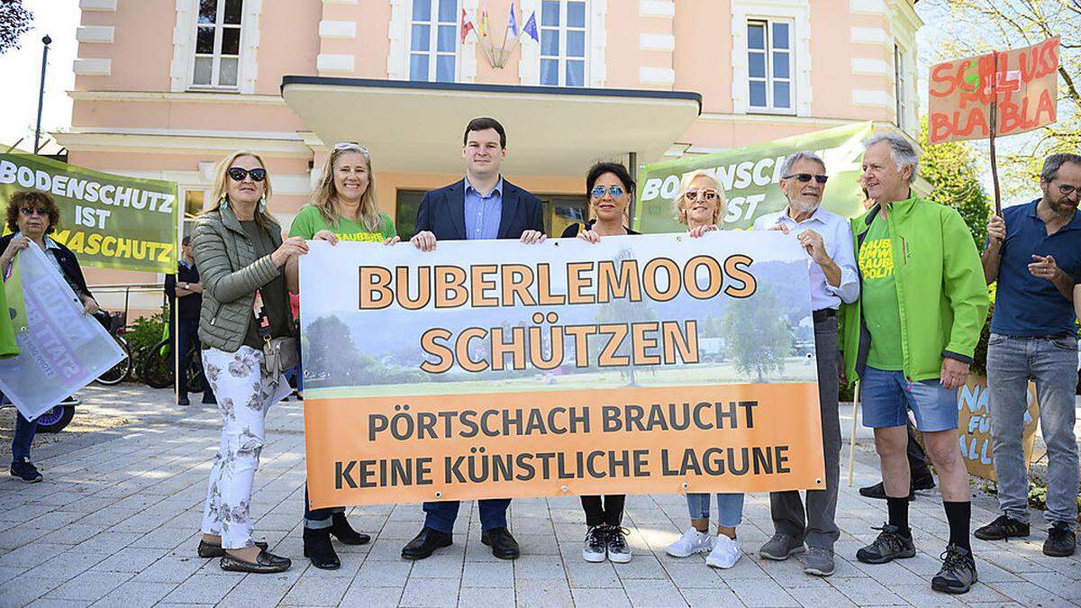 Von links: Birgit Alberer (SPÖ), Gabriele Hadl (die Grünen), Florian Pacher (FPÖ) mit Vertretern der Bürgerinitiativen &quot;Rettet das Buberlemoos&quot; und &quot;Umwidmungsstopp Pörtschach&quot;