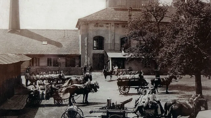 Freiwillige Feuerwehr Farrach im Jahr 1897: Man sieht die Feuerwehr mit Landfahrspritze (vorne) und den Mannschaftswagen im Hof der Brauerei.