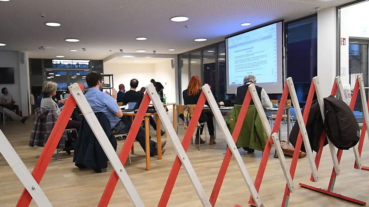 Die Zuseher wurden bei der Gemeinderatssitzung in St. Ruprecht durch ein Scherengitter von den Gemeinderäten getrennt