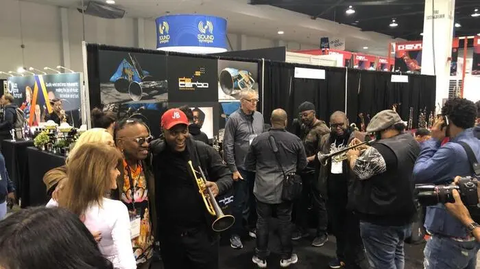 Die Besucher stürmten den Stand 8833 von Stefan Maier und Andreas Keller auf der NAMM in Los Angeles.
