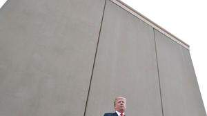 Donald Trump im Vorjahr in San Diego bei einer Rede vor dem Prototyp der von ihm geplanten Mauer an der Grenze zu Mexiko 