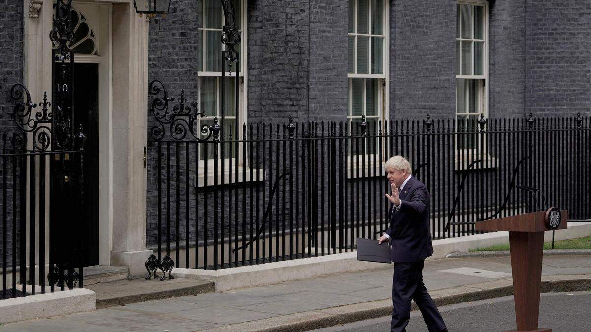 Boris Johnson tritt nach etlichen Skandalen als Parteichef zurück, bleibt aber vorerst als Premier im Amt. Der Ruf nach schnellen Neuwahlen wird auch innerhalb der eigenen Partei laut.