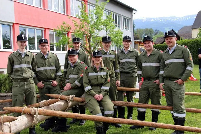 Auch die Kameradschaft der FF Jakling half beim Aufstellen des Maibaumes. 