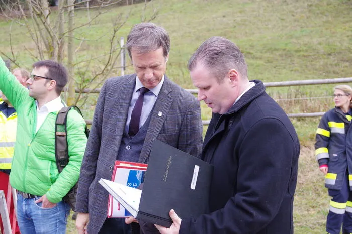 Die Gegner der Deponie wiesen zum einen auf die Belastung durch Lärm und Staub hin, zum anderen aber auch auf die Wertminderung der umliegenden Grundstücke.