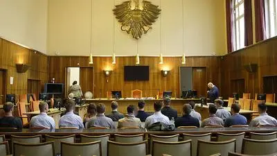 ABD0030_20180704 - GRAZ - ÖSTERREICH: ZU APA0091 VOM 4.7.2018 - Die Angeklagten am Mittwoch, 4. Juli 2018, vor Beginn des Prozesses gegen Mitglieder der Identitären Bewegung Österreich (IBÖ) am Grazer Straflandesgericht. - FOTO: APA/STRINGER/APA-POOL - ProzessGraz180704