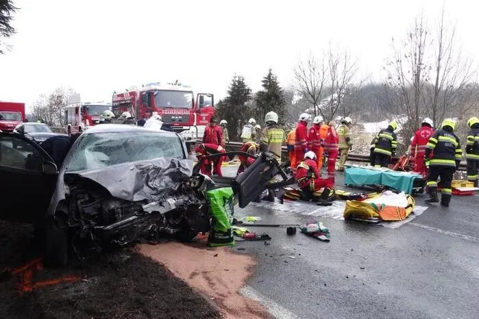 Zu einem tödlichen Verkehrsunfall ist es bei Oberhaus gekommen. Drei Fahrzeuge waren an dem Unfall beteiligt, ein 61-jähriger Tscheche erlitt tödliche Verletzungen.
