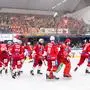 ABD0109_20240416 - SALZBURG - ÖSTERREICH: EC KAC feiert den 4:1 Erfolg über EC Red Bull Salzburg am Diensag, 16. April 2024, während dem 6. Spiel im Finale der ICE Hockey League zwischen EC Red Bull Salzburg und EC KAC in Salzburg. - FOTO: APA/EXPA/JOHANN GRODER