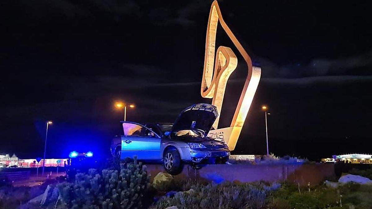 Das Auto blieb vor der Skulptur stehen