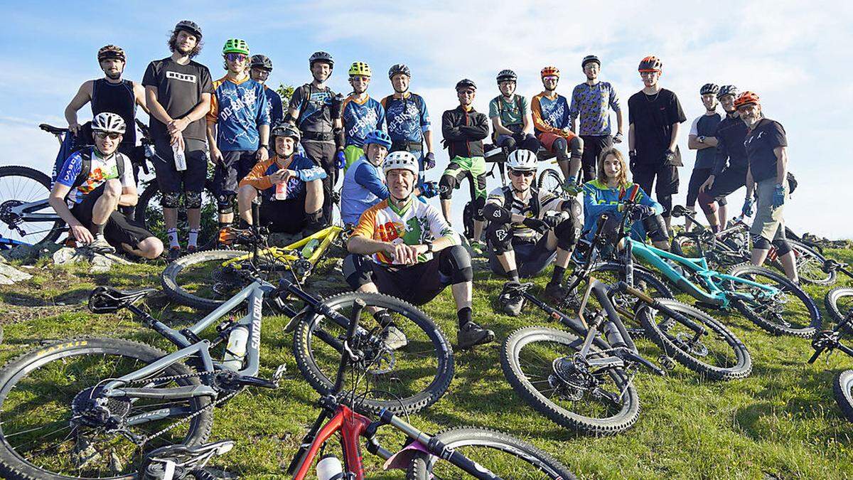 Eine Gruppe der Brucker Do-Biker bei einer Donnerstag-Radtour auf dem Rennfeld