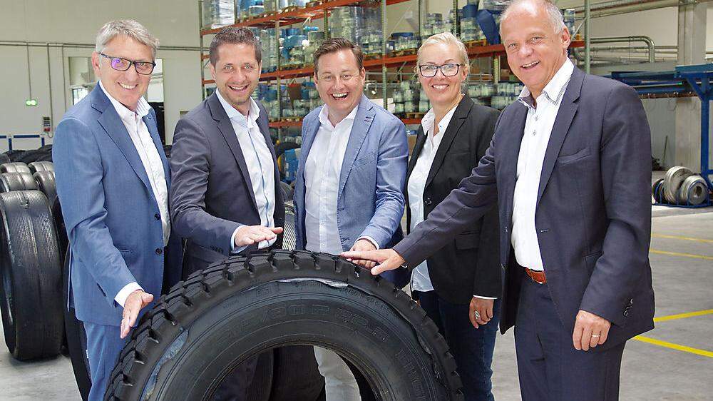 Josef Herk, Firmenchef Robert Edler, Kurt Egger, Martina Romen-Kierner und Erwin Fuchs (v. l.) 