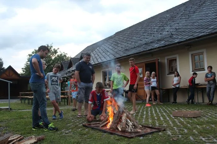 ... wie Burger- und Steckerlbrotgrillen am Lagerfeuer.