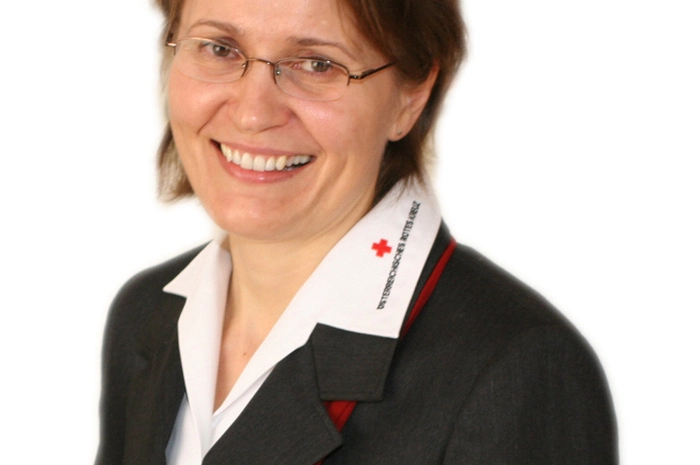 Johanna Reinisch-Gratzer, Landespflegedienstleiterin, Rotes Kreuz Stmk: Die mobilen Dienste des Roten Kreuzes stehen nicht für sich allein, sondern sind in das vielfältige Rot-Kreuz-Angebot für Menschen, die Unterstützung im Bereich der häuslichen Pflege und Betreuung suchen, eingebettet. Die Pflege und Betreuung durch qualifizierte Fachkräfte im eigenen Zuhause wird ergänzt durch Besuchs- und Begleitdienste, Rufhilfe, Palliativbetreuung, 24-Stunden Betreuung, Seniorencafes, Betreutes Wohnen und nun neu durch die Mehrstündige Alltagsbegleitung. Beratungs- und Schulungsangebote runden diese Vielfalt ab. Um den Klientinnen und Klienten sowie ihren Angehörigen möglichst breite Unterstützung anzubieten und die Menschen so lange wie möglich im gewohnten häuslichen Umfeld betreuen zu können, wird im Roten Kreuz auch auf tragfähige Kooperationen mit guten Partnern gesetzt.Schließlich geht es immer darum, den Menschen jene Dienste bereitzustellen, die sie in ihrer individuellen Pflege- und Betreuungssituation auch tatsächlich benötigen.“