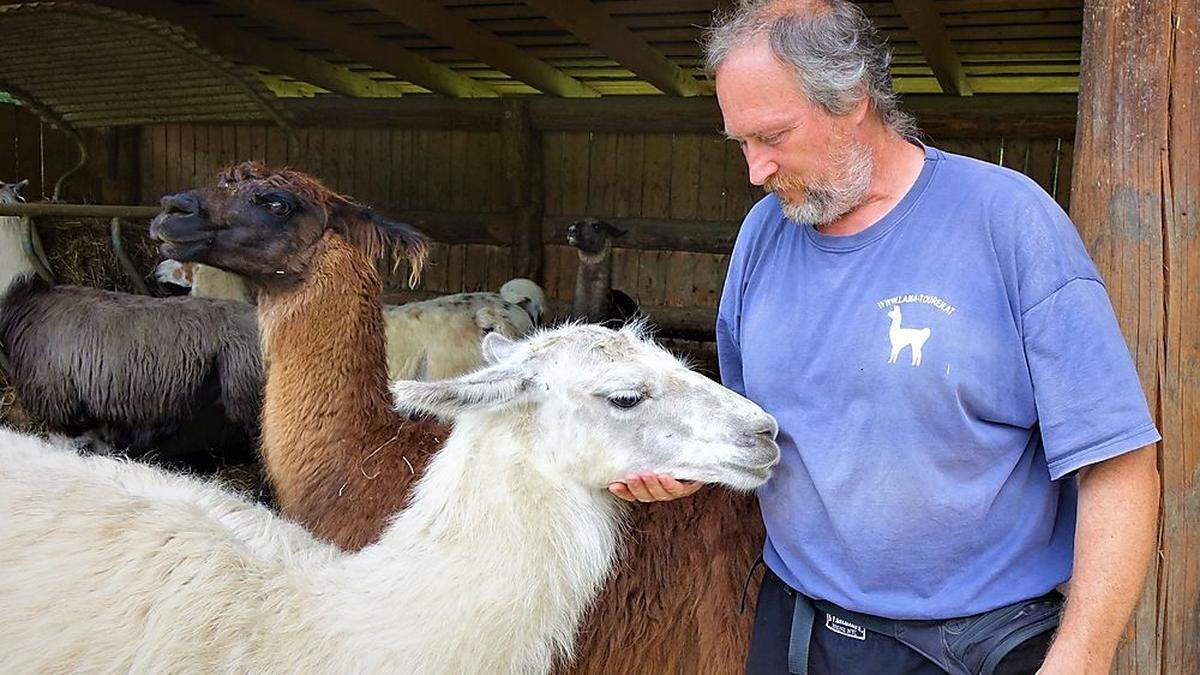 Rudolf Reiter mit Schützling Leo im Unterstand des Lama-Geheges