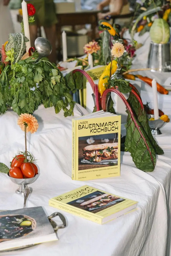 Auf 190 Seiten zeigt „Unser Bauernmarkt-Kochbuch“ was man aus Mangold und Rüben, Tomaten in allen Formen, würzigem Wurzelgemüse oder langen Bohnen zaubern kann