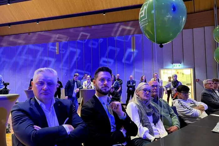 Von dort aus startete vorweg eine kurze Besichtigungstour für Ehrengäste, wie Landeshauptmann-Stellvertreter Manuela Khom, Nationalratsabgeordneter Christian Schandor, Landtagsabgeordneter Lukas Schnitzer, Bezirkshauptfrau Kerstin Raith-Schweighofer, LAG-Obmann Franz Majcen und Thermen- & Vulkanland ObmannStv. Philip Borckenstein-Quirini. 