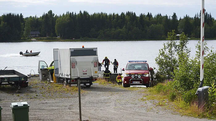 Rettungskräfte holen Teile des Kleinflugzeugs aus dem Fluss Umeälven
