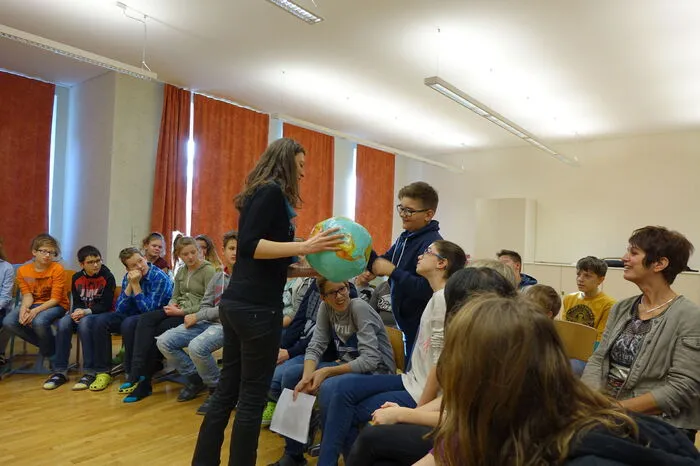 Die Schüler lernen bei dem Workshop viel über Tansania.