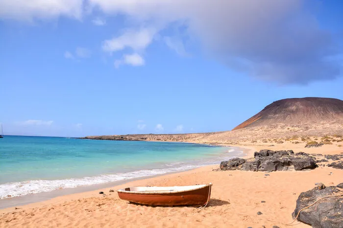 La Graciosa - Spanien. Verlassene Sandstrände soweit das Auge reicht: Auf der kanarischen Insel La Graciosa gibt es keinerlei asphaltierte Straßen, dafür sehr viel Sand und ein klares türkises Meer. Den Autoren Robert Louis Stevenson inspirierte La Graciosa zu seinem Roman “Die Schatzinsel”. Aber auch wer sich nicht auf die Suche nach vergrabenen Gold macht, wird hier mit vielen Naturschätzen belohnt: Mit dem Fahrrad kann man sich auf den Weg zu den Naturstränden Playa de las Conchas und Playa de la Cocina aufmachen. Auch hier sollte vor der individuellen Anreise, eine Erlaubnis eingeholt werden.